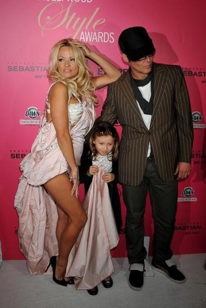 FOTO Pamela Anderson z roko pokrila svoje mednožje
