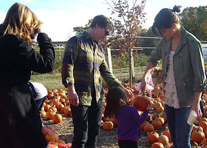 Suri Cruise obiskala kmetijo z bučami
