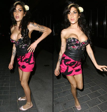 FOTO Amy Winehouse ponosno razkazovala svoje nove joške