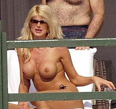 SEKSI Playboyeva zajčica sončila svoje silikonske joške