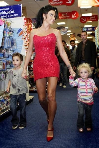 Katie Price: V ultraminiču pozirala pred otroci