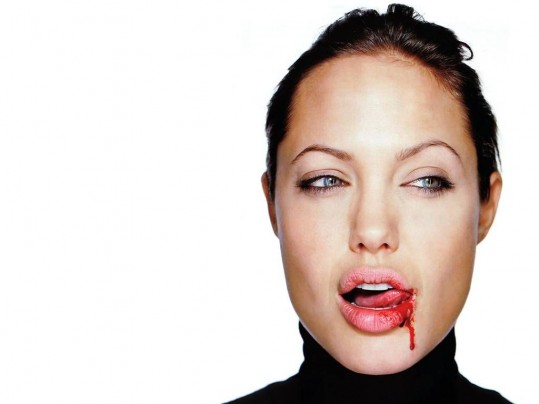 VROČE Angelina seksala z dekleti in obožuje sado-mazo igrice