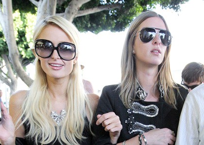 Veliki nakupovalki Paris in Nicky Hilton