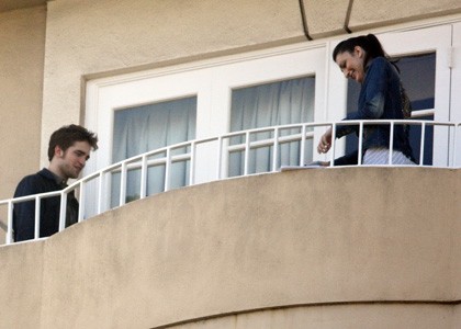 FOTO Robert Pattinson UJET s cigareto!