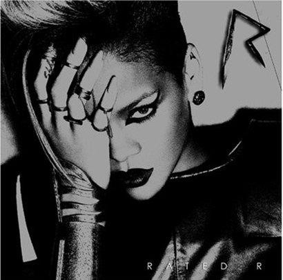 VROČE Razgaljena Rihanna se po postelji valja z mačko