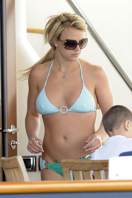 Britney Spears pokazala revno oprsje in lasne vložke