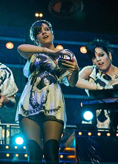 FOTO Lily Allen izpod mini krilca pokazala preveč