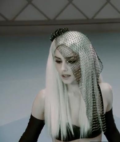 VIDEO Najbolj seksi ženska na svetu premagala Lady Gaga