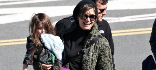Katie Holmes zapravi kar 25.000 dolarjev za Surine obleke