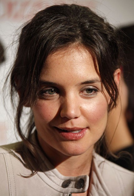 Katie Holmes na rdeči preprogi skuštrana in s podočnjaki