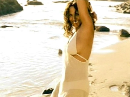 SEKSI Halle Berry v prosojni obleki predstavlja novo dišavo