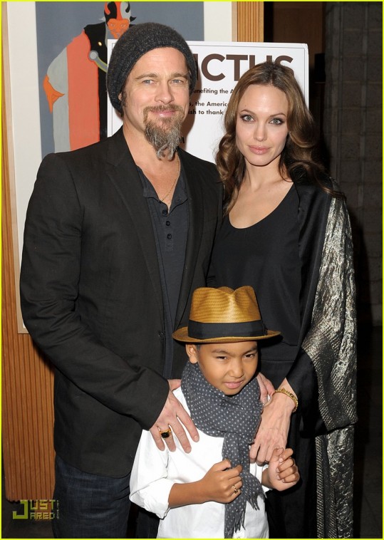 VROČE Brad in Angelina v golem in pohotnem objemu