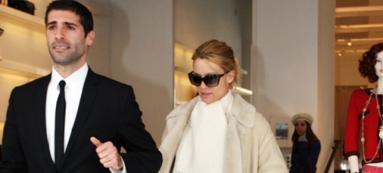 Obupana Nicollette Sheridan nakupuje kar v pižami