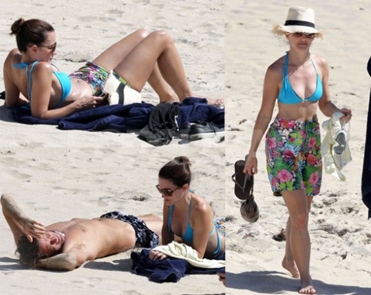 Kristin Davis poležava na plaži