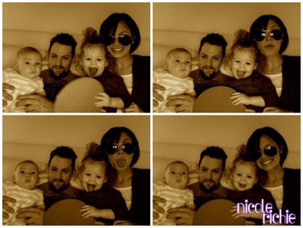 FOTO Harlow in Sparrow s staršema v postelji