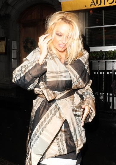 FOTO Pamela Anderson tako pijana, da je komaj hodila