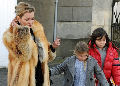 Najbolje oblečena mami Kate Moss na lovu za božičnimi darili