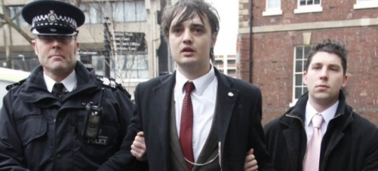 Pete Doherty zaradi droge znova za zapahi