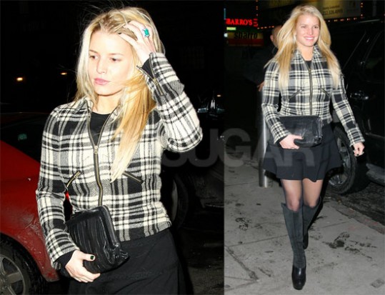 Jessica Simpson si ušesa čisti z gorečo svečo