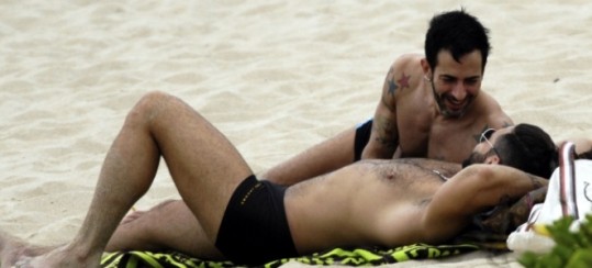 FOTO Slavni modni oblikovalec se je na plaži 'mečkal' s fantom