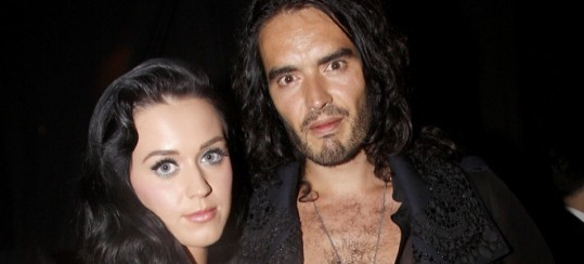 Russell Brand: Z bičem bi jih moral dobiti po zadnjici