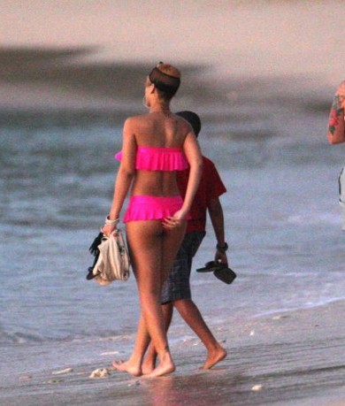 OPS! Rihanni med sprehodom po plaži v ritko lezle kopalke