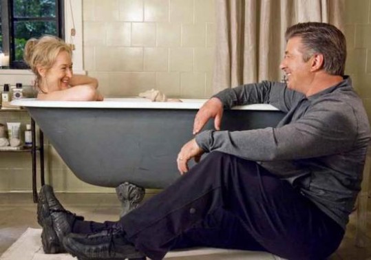 Alec Baldwin noče pokazati gole riti