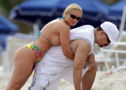 FOTO Prsata CoCo na plaži naskočila moža kar od zadaj