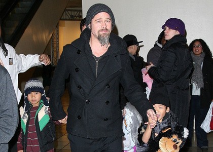 Brad Pitt vesel bratovega obiska, malo manj navdušen nad nezvestobo