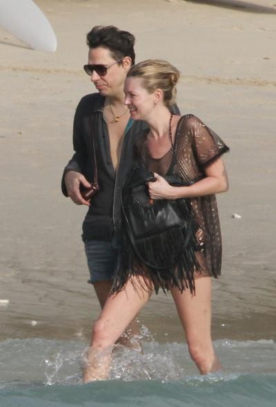 Kate Moss: Na plaži 'skrila' le najnujnejše dele telesa