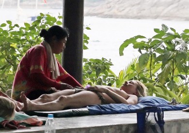 FOTO Naoljena in gola Kate Moss uživala na masaži