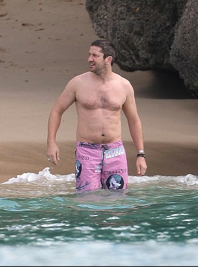 FOTO Gerard Butler ima vse kar ženske ljubijo - pivski trebuh in poraščena prsa