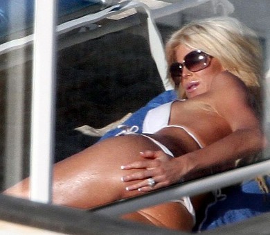 SEKSI: Plastična Victoria se je na plaži božala po ritki