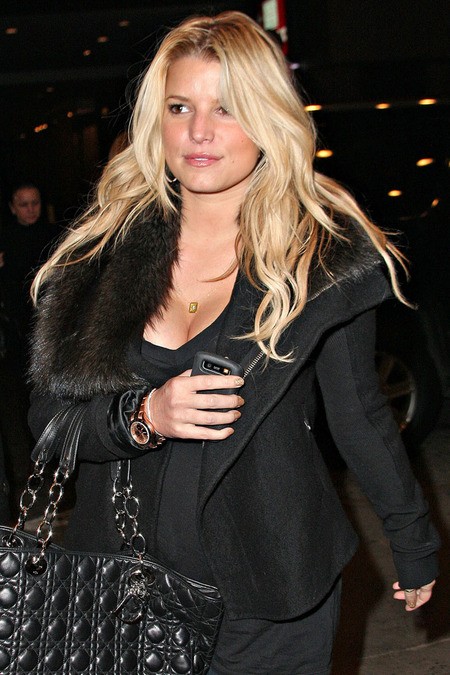 OPS! Jessica Simpson po New Yorku sprehodila svoje bujne prsi