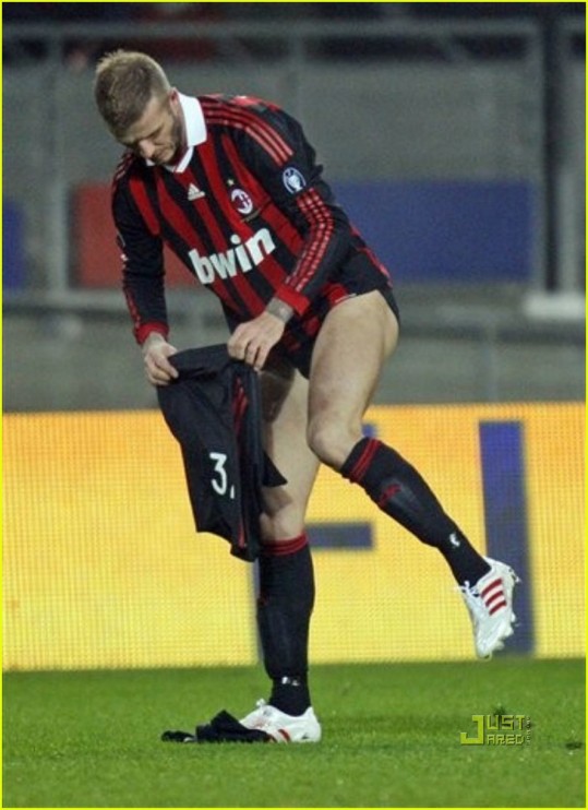 FOTO Seksi David Beckham: Hlačke preoblekel kar sredi igrišča!