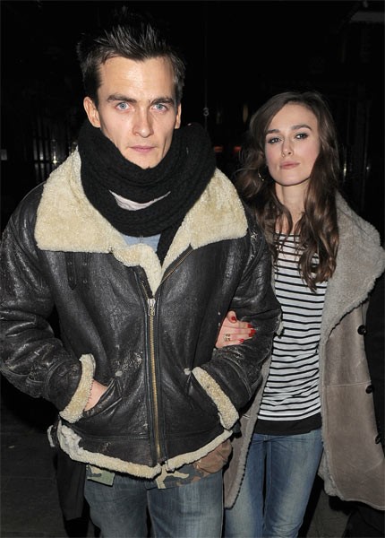 Keira Knightley v objemu Ruperta Frienda