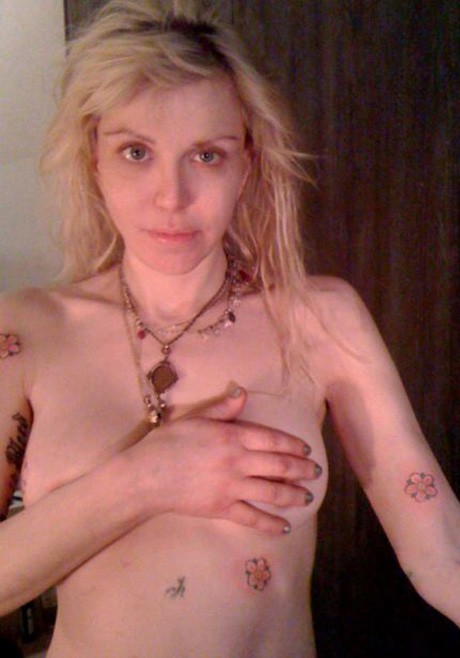 ŠOK Courtney Love pokazala tetovirano in golo telo