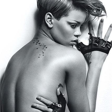FOTO Ponovno do pasu gola Rihanna