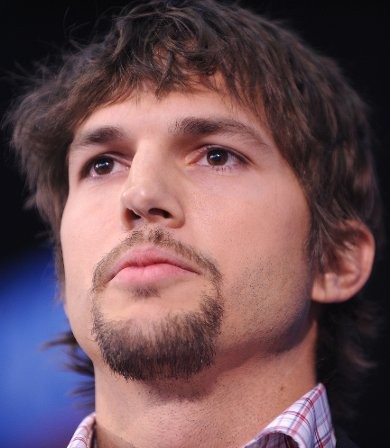 Bradati Ashton Kutcher bi na vsak način rad izgledal starejši