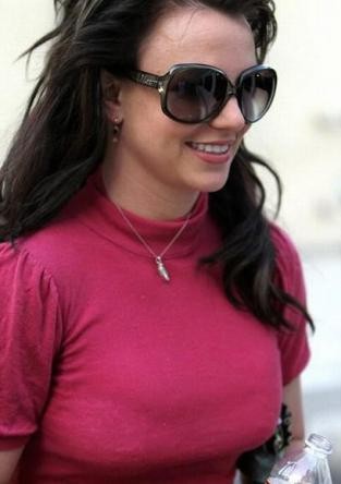 Britney v pretesnem modrčku po trgovinah s kreditno kartico svojega varnostnika