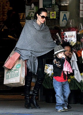 ŠOK Angelina Jolie: Zakaj malo Shiloh oblači kot fantka?