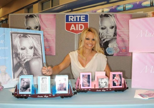 Pamela Anderson brez nedrčka gostila zabavo