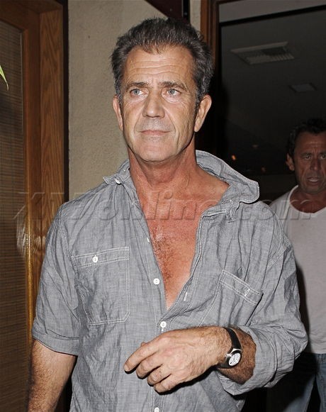 BIZARNO Prestrašeni Mel Gibson spi s pištolo
