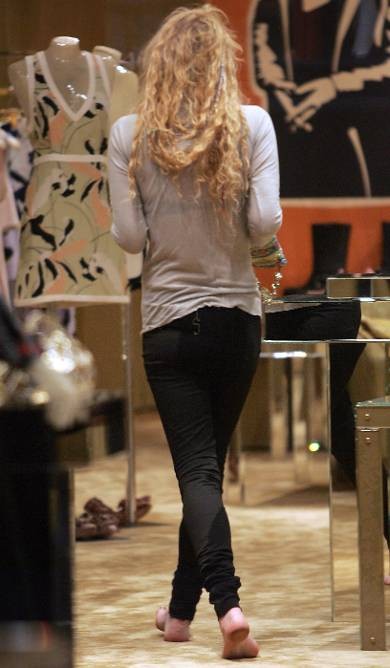 NORO Courtney Love nakupuje bosa