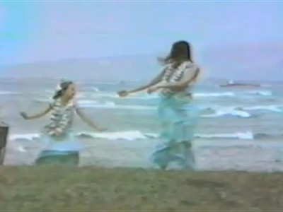 VIDEO 6-letna Angelina Jolie na plaži z družino