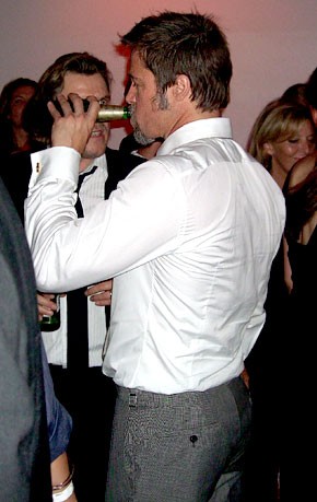 NESPAMETNO Brad Pitt vse raje popiva
