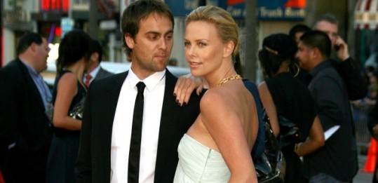 VROČE Charlize Theron zapustila Stuarta Townsenda