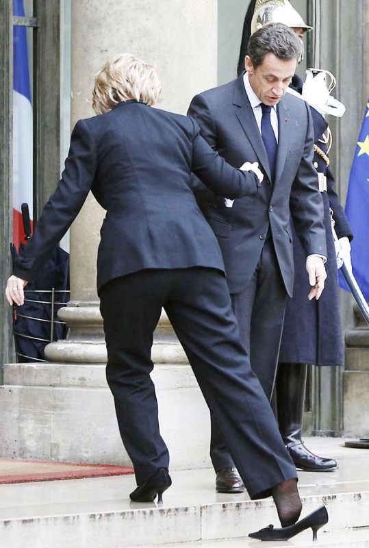 VROČE Hillary Clinton izgubila čevelj, ujel jo je Sarkozy