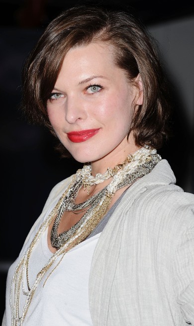 Milla Jovovich pozirala v vročih hlačkah
