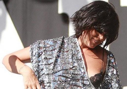 ŠOK Preznojena Lily Allen se je po koncertu zgrudila